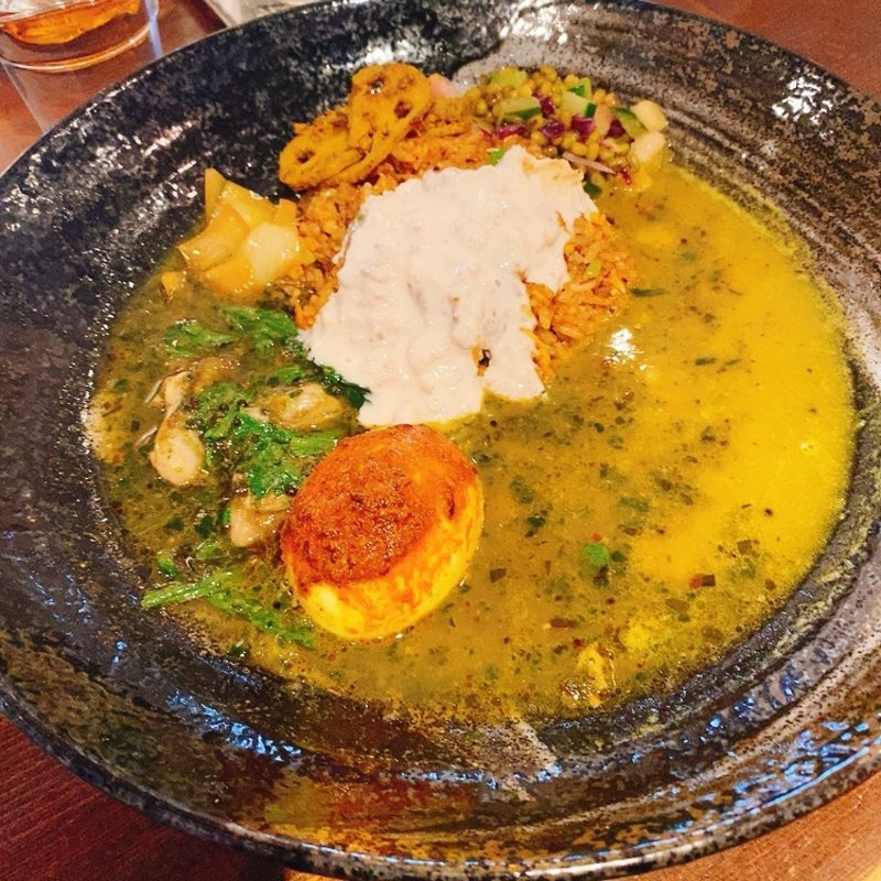 鱈白子クリームがけスパイス炒飯と牡蠣と菊菜とほうれん草のカレーとあさりとかぼちゃのカレー(あきらカレー)