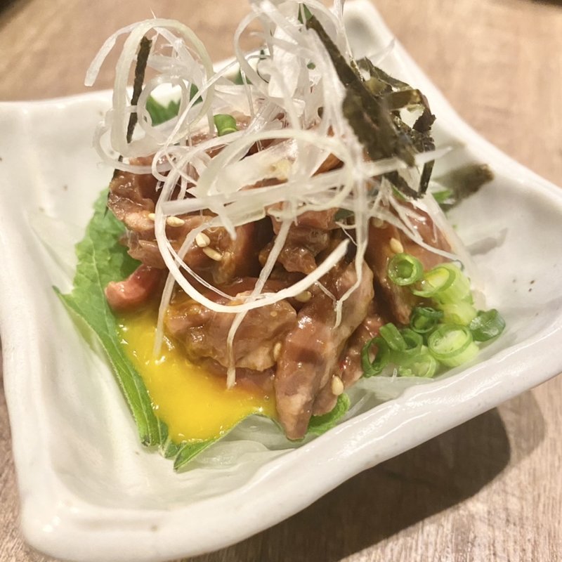 ハラミユッケ(赤身肉とCAMP TABLE ミートファミリア)