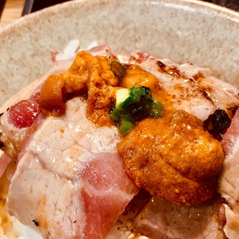 マグロとウニの炙り丼(まぐろ道場)