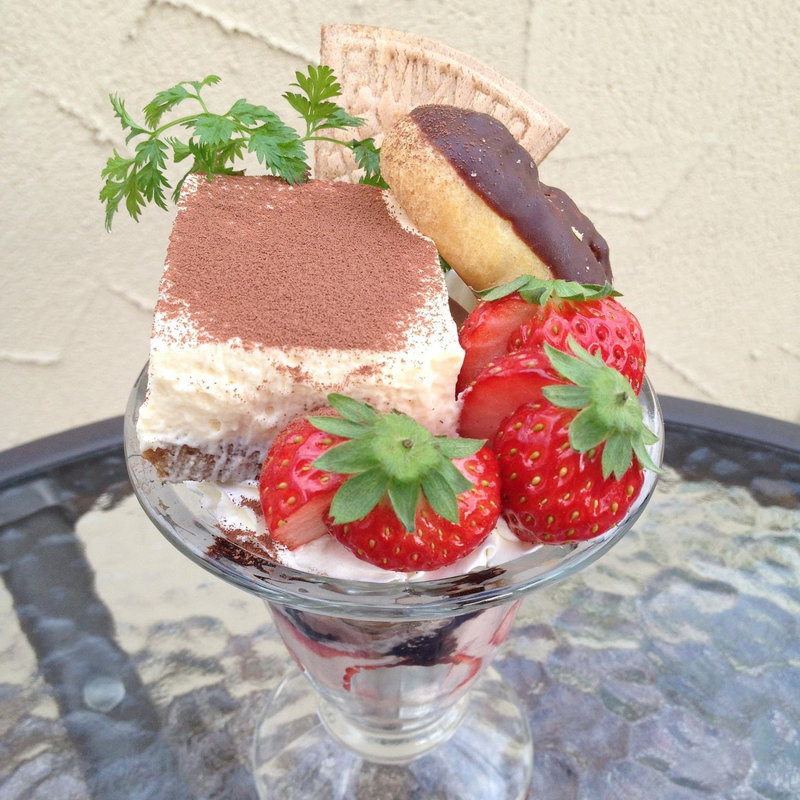 苺とティラミスのパフェ(カフェドラパン)
