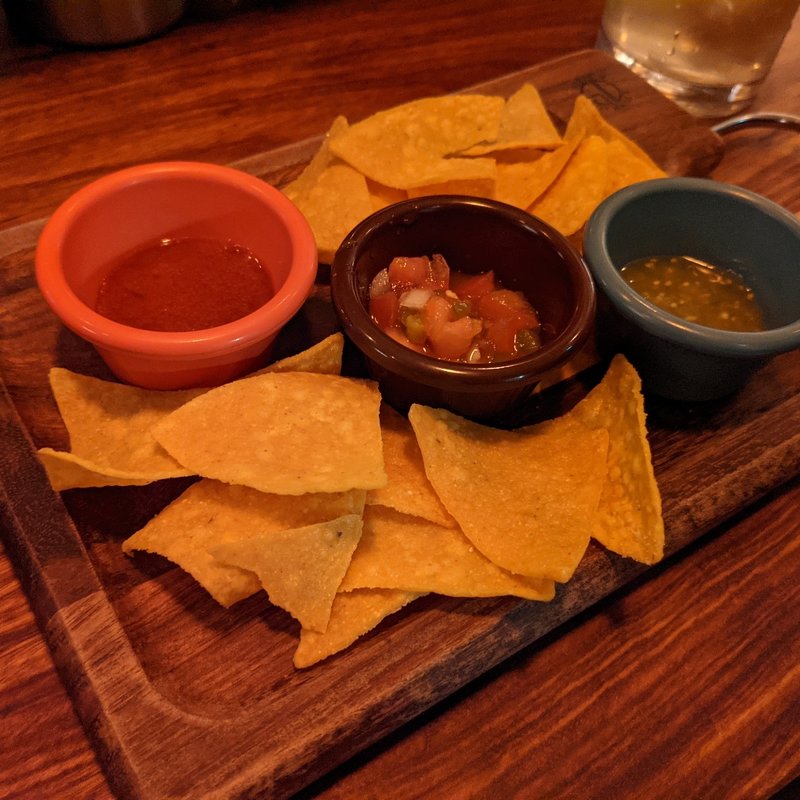 チップス&3種のサルサ(タコ ファナティコ)