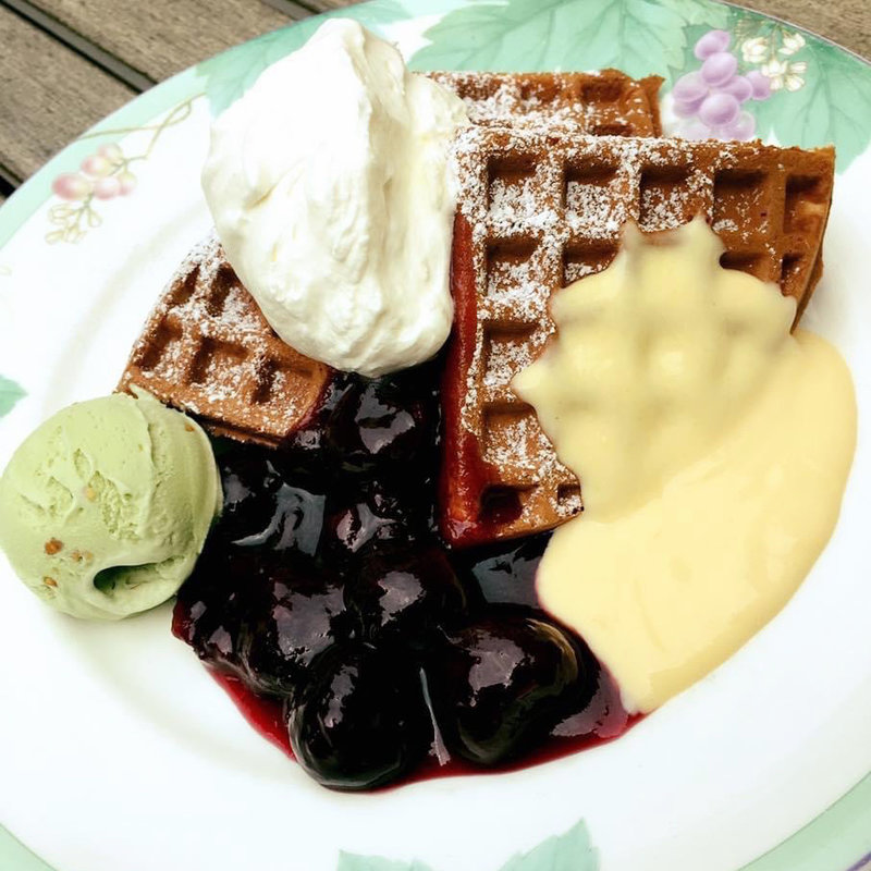 ダークチェリーとカスタードのワッフル(カフェドラパン)
