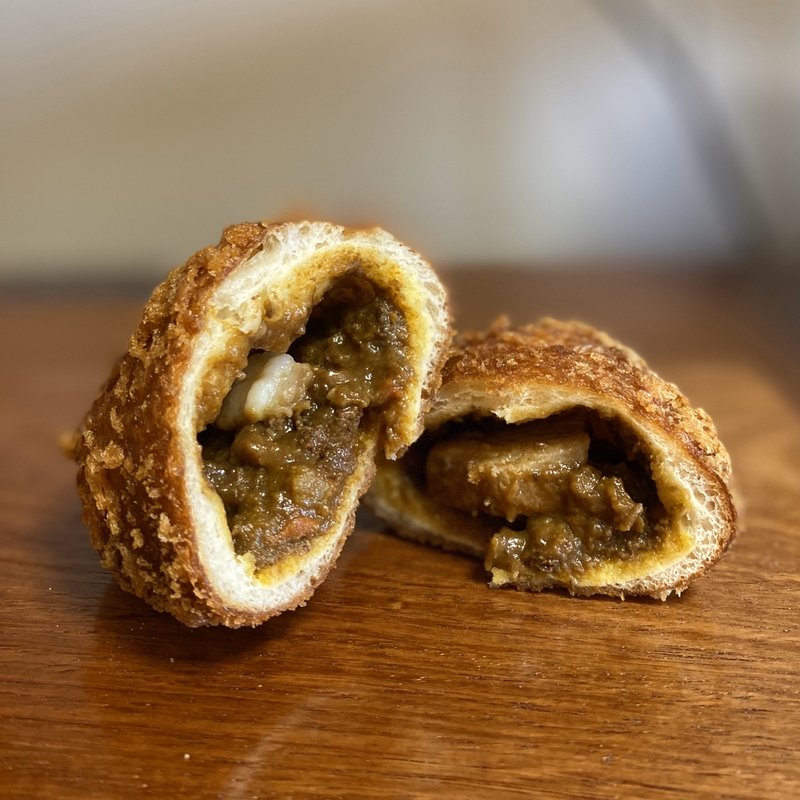 ごろごろ具材の手作りビーフカレーパン(デリカキッチン オアシス21店)