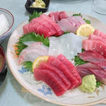マグロと地魚の盛合わせ大トロ入り(まるいち食堂)