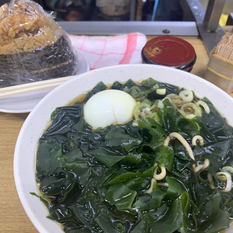 そば小、わかめ、じゃんぼゲソおにぎり(一由そば )