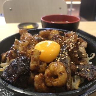 ホル玉丼(鉄板焼 博多天神ホルモン セブンパーク天美店)