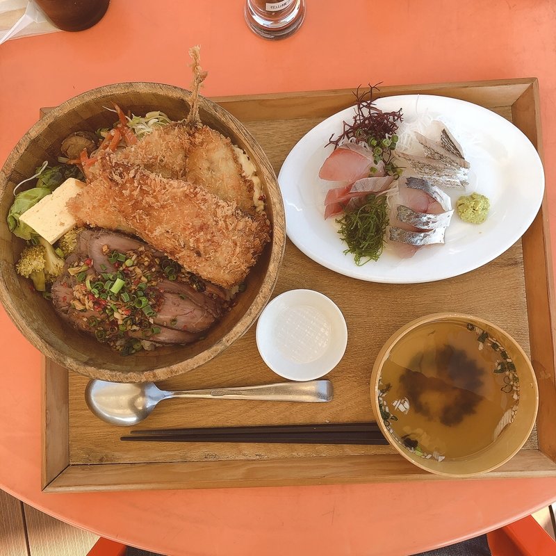 2種の地魚フライとポークジンジャーステーキ盛合せ丼(平塚漁港の工房)