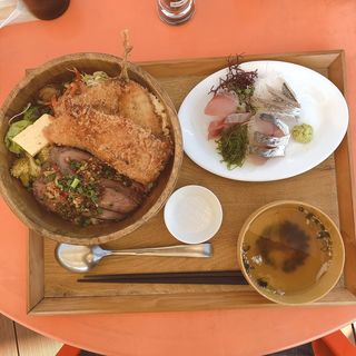 2種の地魚フライとポークジンジャーステーキ盛合せ丼(平塚漁港の工房)