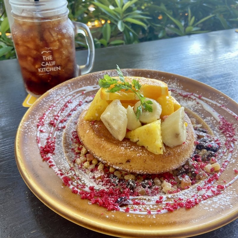 フルーツ&グラノーラパンケーキ(ザ・カリフ キッチン オキナワ)