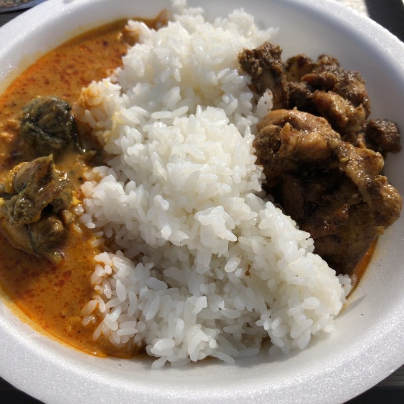 スリランカチキンカレー＋鹿児島黒焼き鶏の塩麹炭火焼きカレー(カレーEXPO)