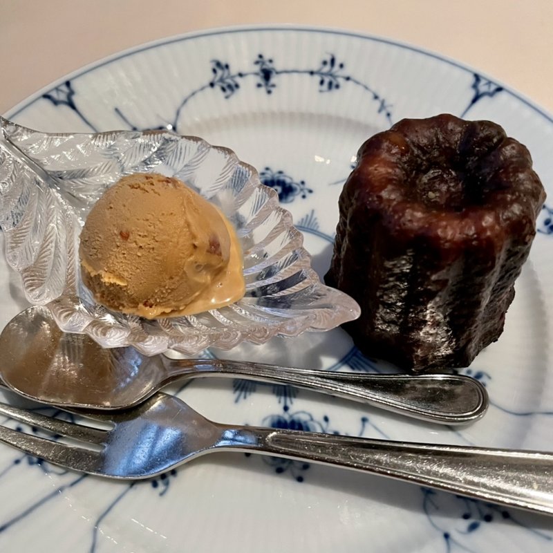 カヌレとプラリネのアイスクリーム(ココット )