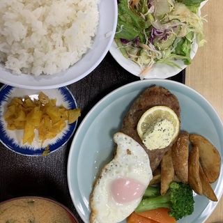 ハンバーグ+ご飯、味噌汁(動坂食堂 （ドウザカショクドウ）)