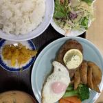 ハンバーグ+ご飯、味噌汁(動坂食堂 （ドウザカショクドウ）)