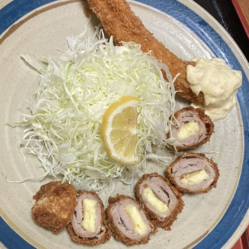 エビフライ+チーズ巻き定食(とんかつ とん丸)