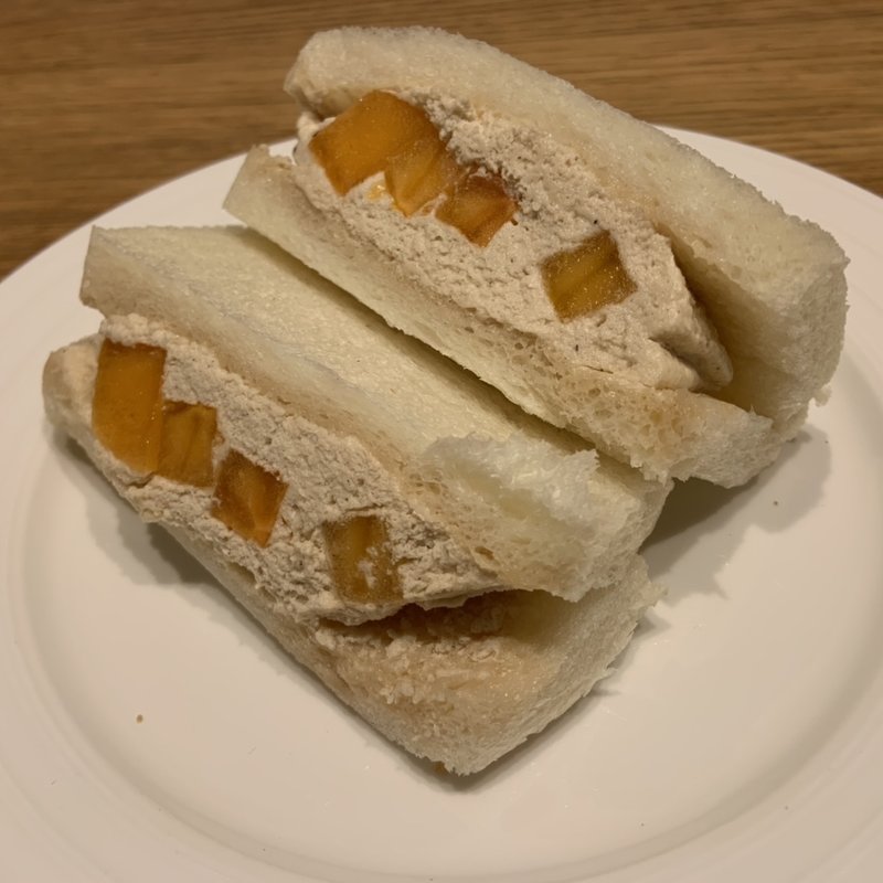 柿と紅茶クリームのフルーツサンド(イトキト)