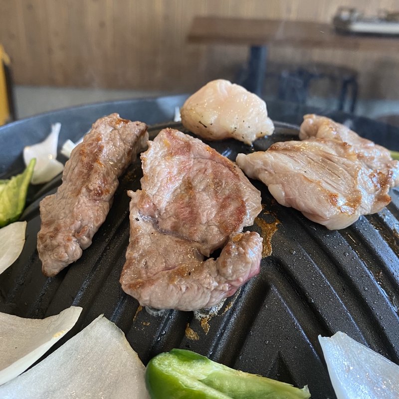 ラム肩ロース、ラムモモ(ジンギスカンと火鍋ラムしゃぶ アイラムユー 刈谷店)