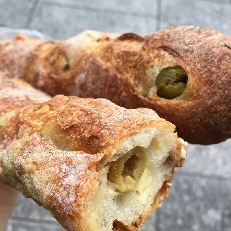 緑オリーブとチーズのバケット(Le Petit Mec 日比谷店)