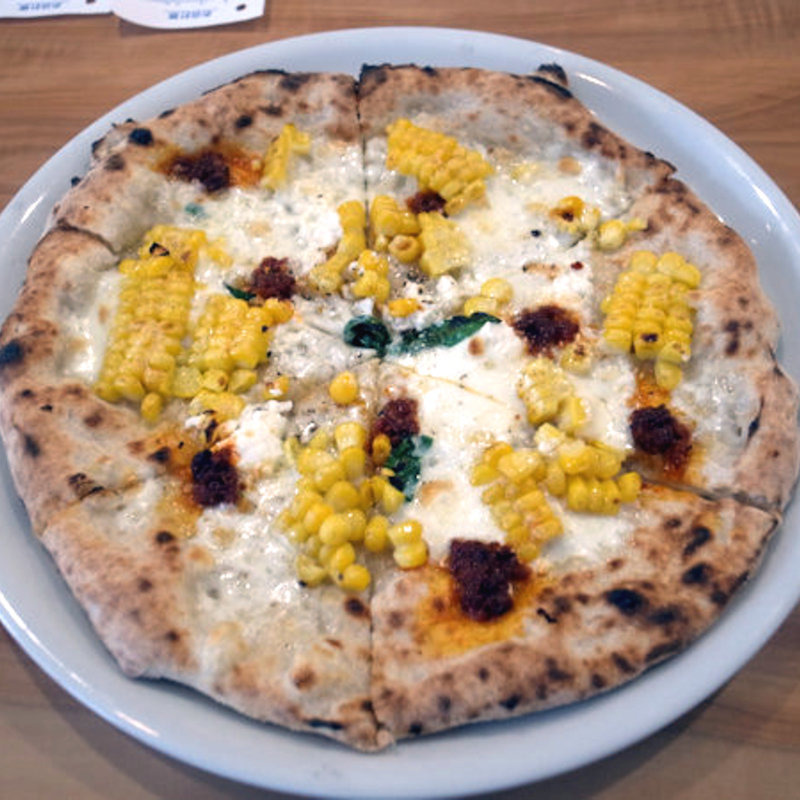 とうもろこし、ンドゥイヤ、リコッタチーズの甘辛MIXピッツァ(ペルケノ)