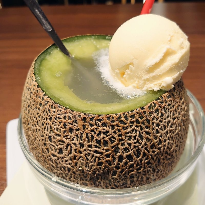 メロンまるごとクリームソーダ(慈久庵つくば荘 手打ちそば居酒屋 酒趣)