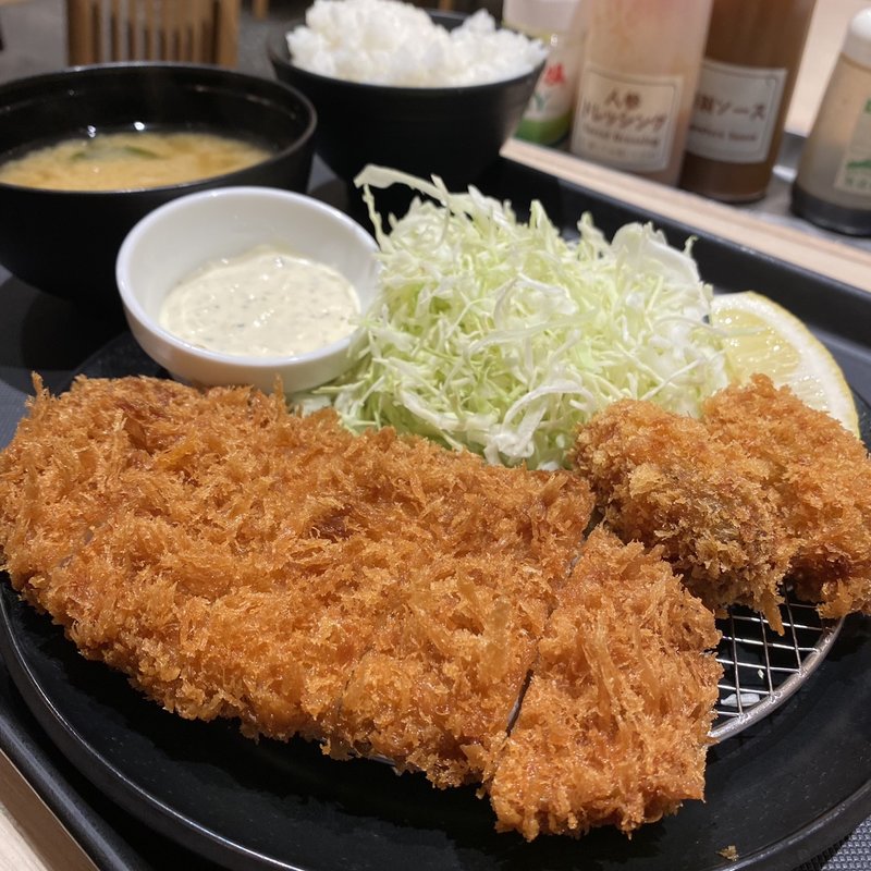 ロースかつ＆カキフライ定食(松のや 服部店)