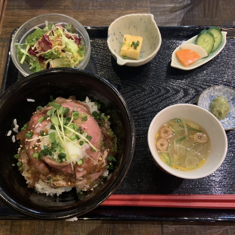 ローストビーフ丼＋温泉玉子(戸山口バルBaBacchus)