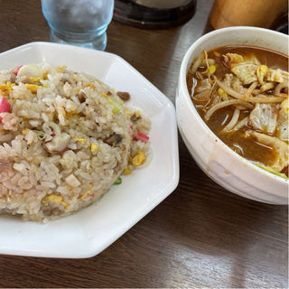 チャーハンとハーフ辛唐麺(まぐろラーメン大門)