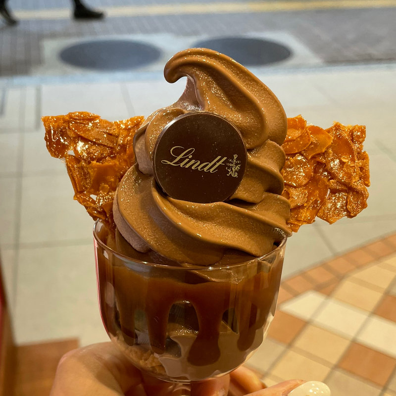 リンツ ソフトクリーム ショコラ （ダークミルクミックス）(リンツ ショコラ ブティック＆カフェ ルミネ立川店)