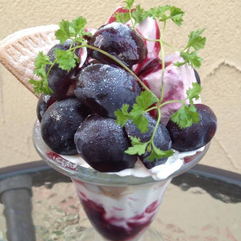 ピオーネと赤ブドウのセミフレットパフェ(カフェドラパン)