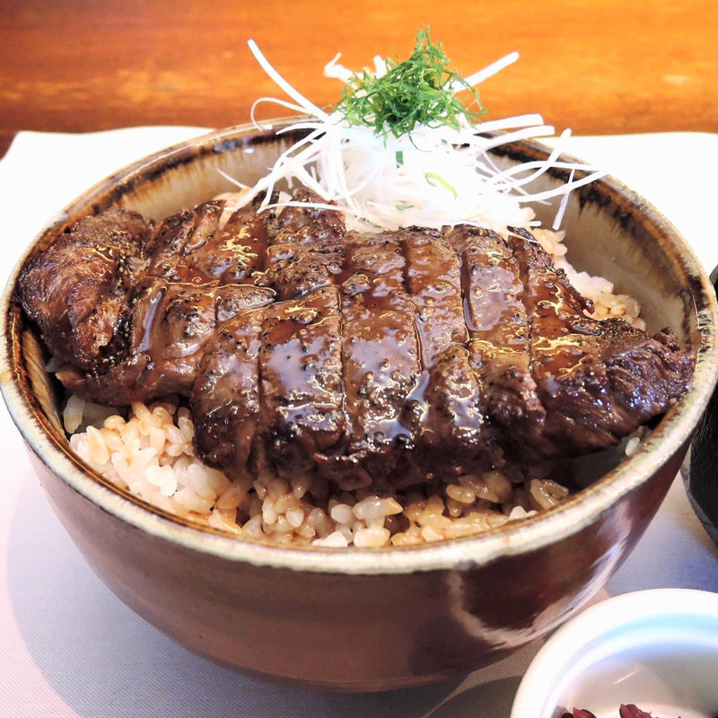 牛ステーキ丼(厳選洋食さくらい)