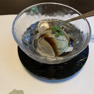 黒ゴマアイス(龍水亭 （りゅうすいてい）)