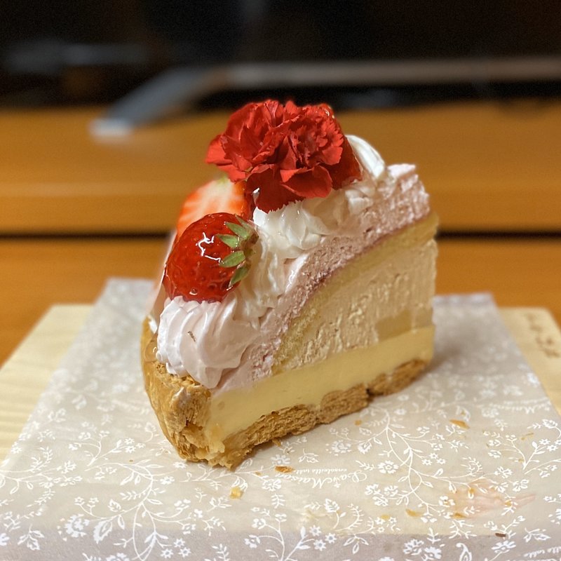 紅ほっぺいちごとピーチティーのブーケタルト(ラ・メゾン アンソレイユターブル パティスリー 大名古屋ビルヂング店)