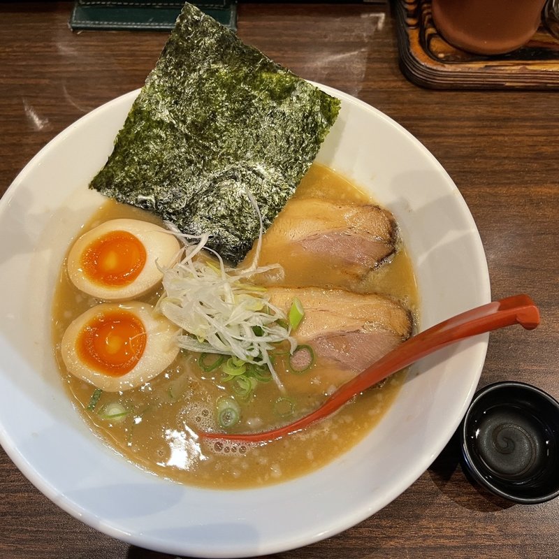 豚骨醤油らーめん(也 （ナリ）)