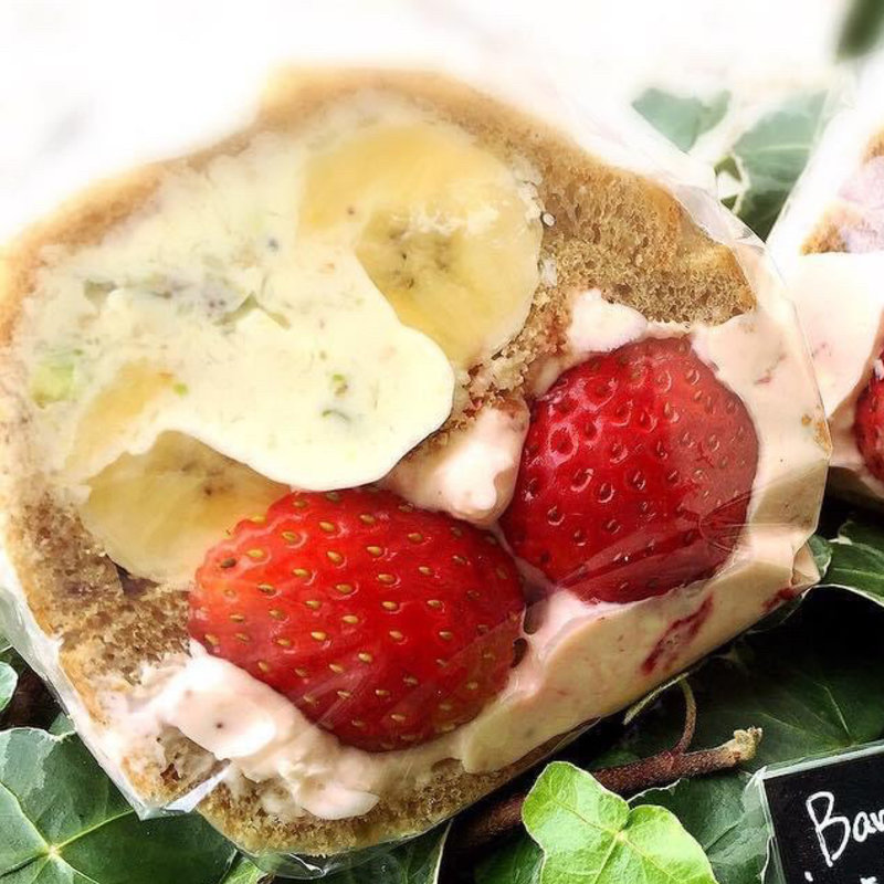 バナナピスタージュ&苺レアチーズサンドイッチ(POTASTA 代々木上原本店)