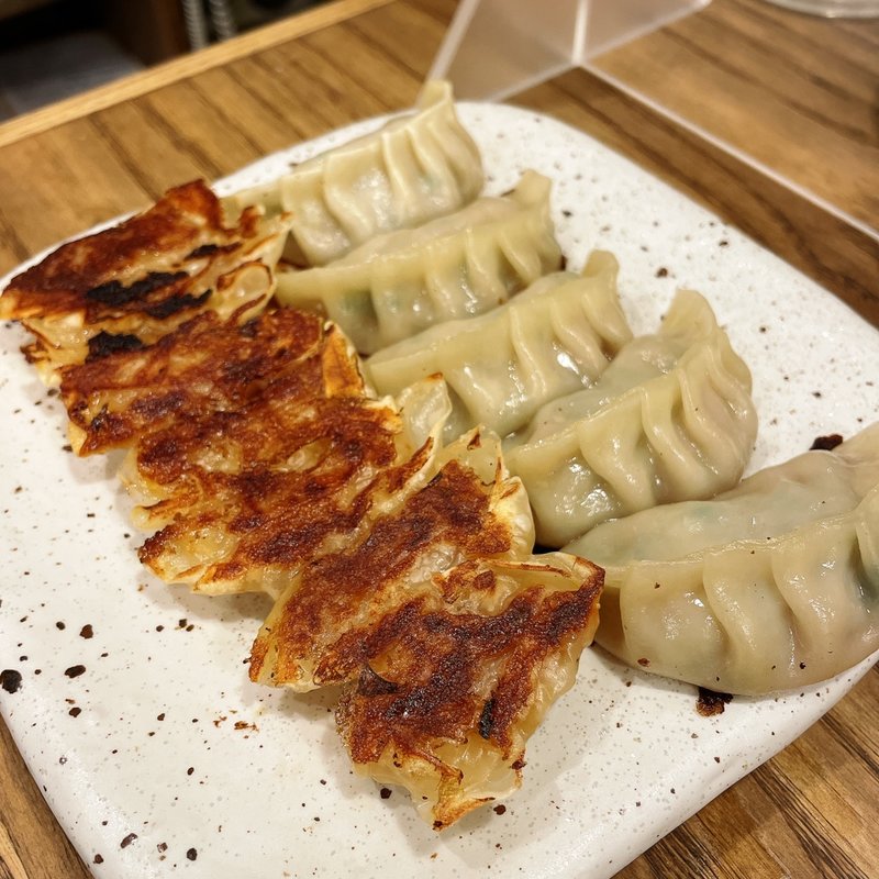 (肉汁餃子と190円レモンサワー　しんちゃん谷四店)