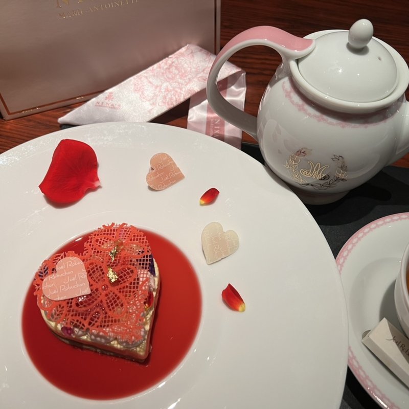 チーズケーキ苺とローズを合わせマリーアントワネットティーの香りをあしらって(ル カフェ ドゥ ジョエル・ロブション 日本橋高島屋S.C.内)
