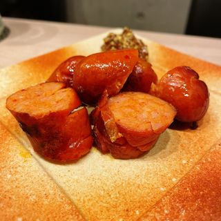 芳寿豚のピリ辛ソーセージ焼き(ふぐぶた酒場)