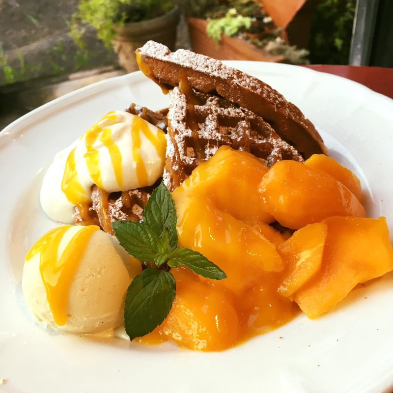 沖縄県産アップルマンゴーのワッフル(カフェドラパン)