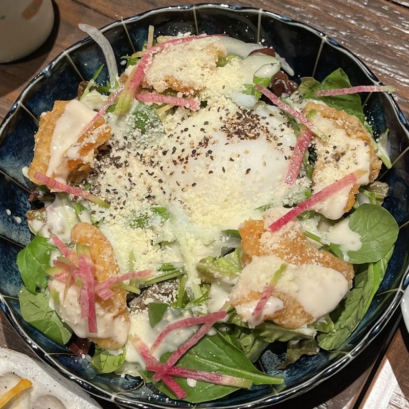 カリカリ鶏皮と温玉のシーザーサラダ(とり藤 福島店 )