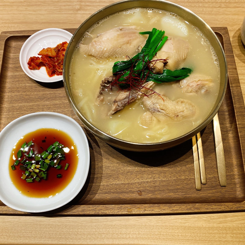 コラーゲンたっぷりタッカンマリうどん(韓国家庭料理　スリョン)