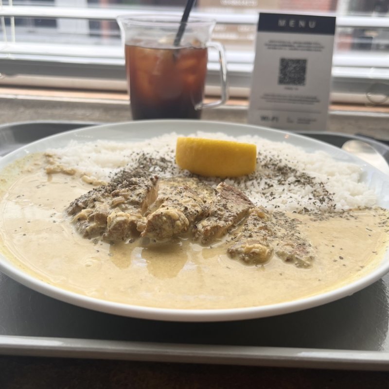 スパイシーチキンカレー(almond hostel & cafe)