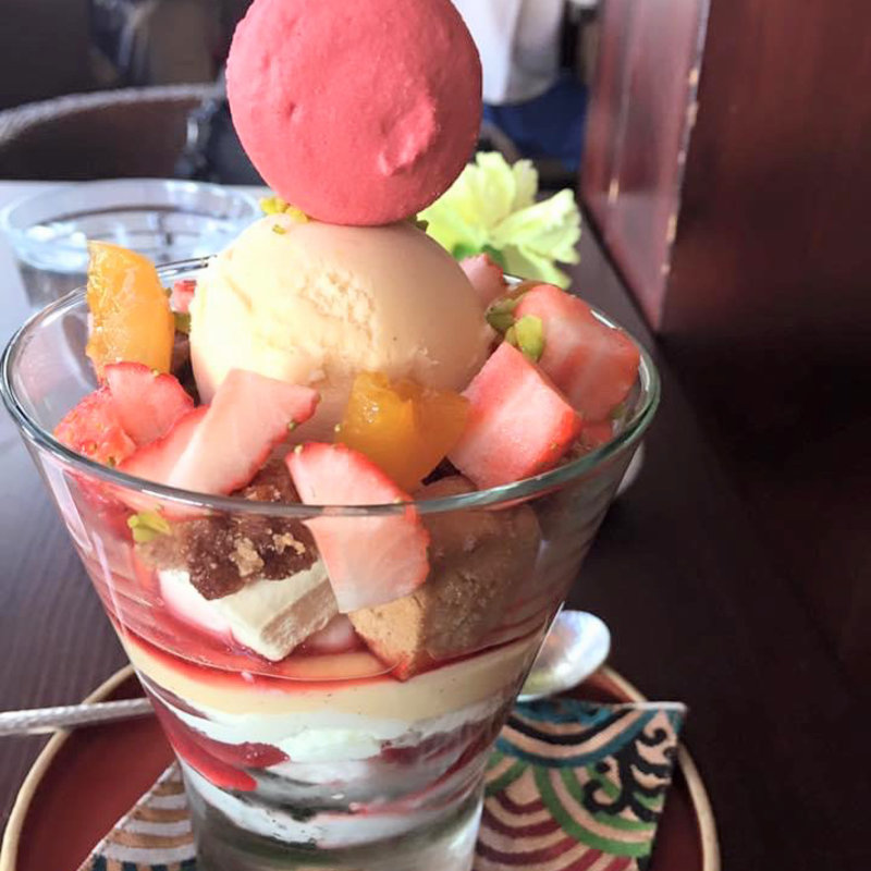 苺のパフェ(カフェ中野屋)