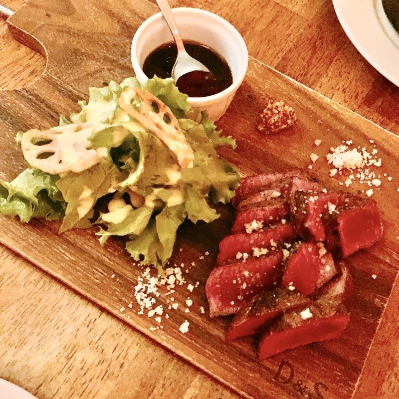 幻の無角和牛ウチモモのレアステーキ(ラ・コシーナ・デ・セレーソ )