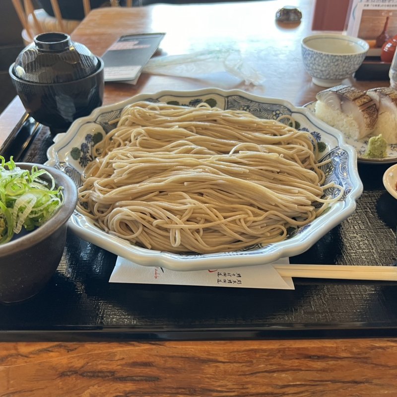 ざるそばメガ盛（鯖寿しセット）(朽木旭屋 （クツキアサヒヤ）)