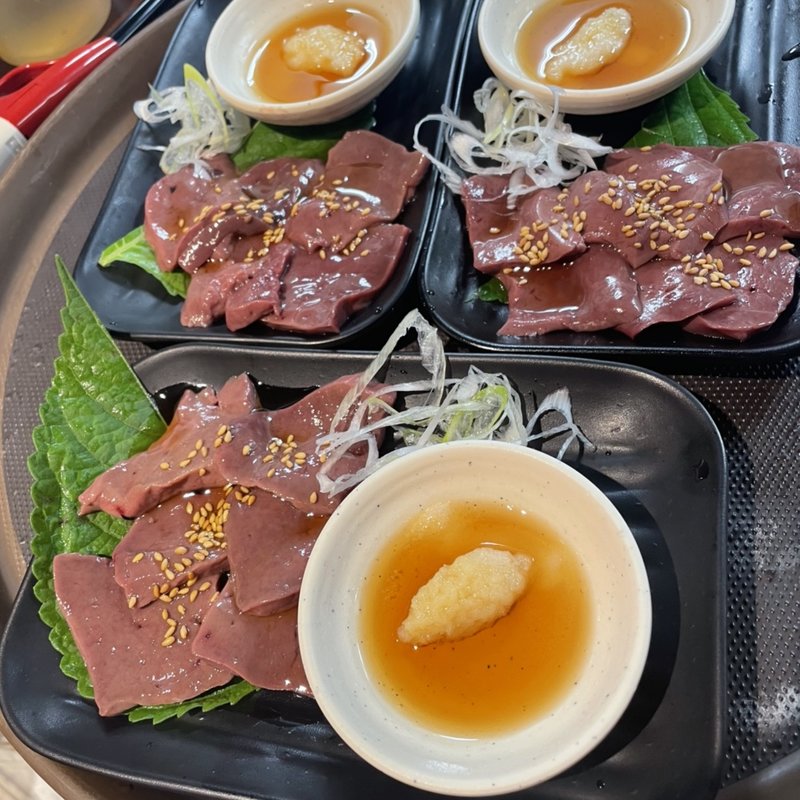 レバ刺し(焼肉・ホルモン料理 とらじ亭 神田店)