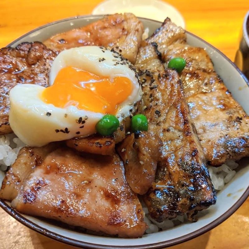 ロース豚丼温玉トッピング(十勝亭)