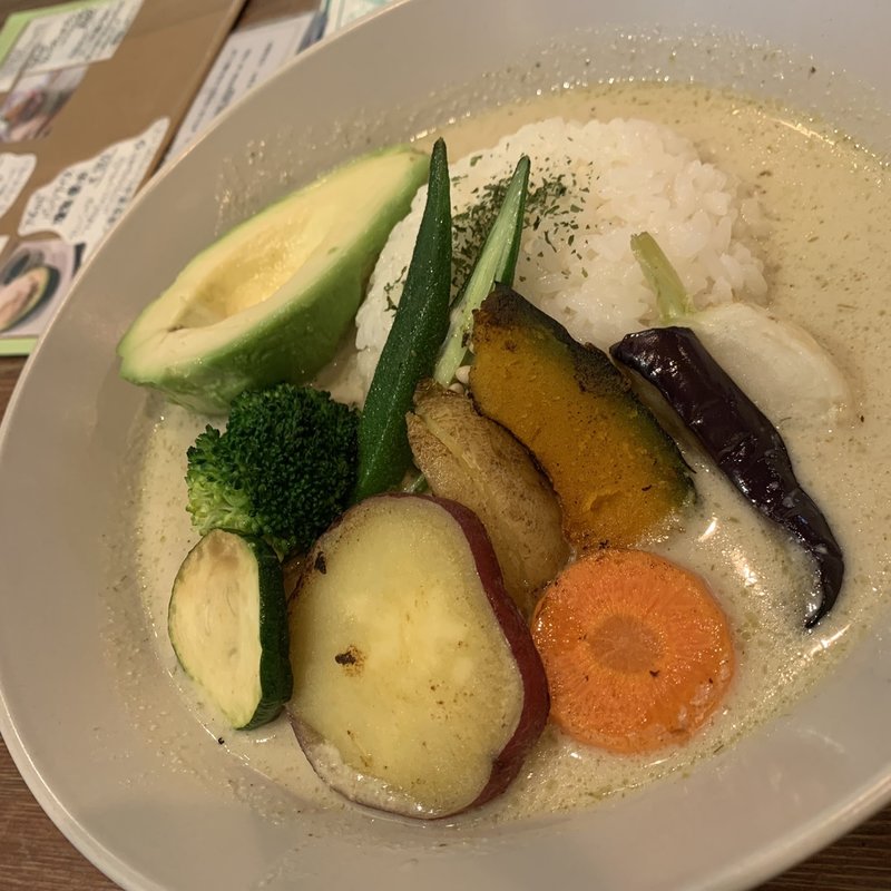 夏野菜のタイカレー(アボカフェ)