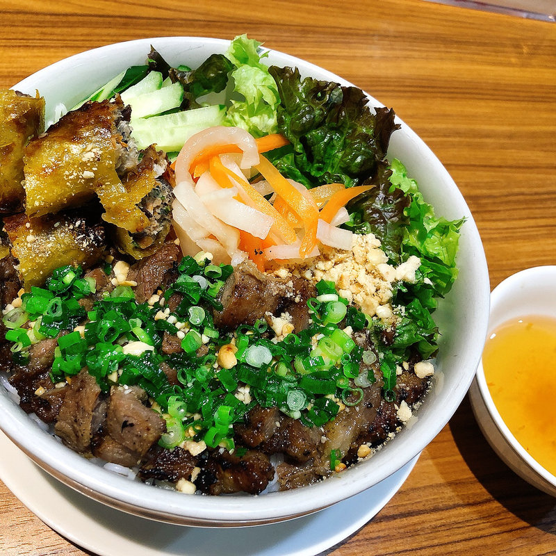 焼肉、揚げ春巻きビーフン(saigon 究)