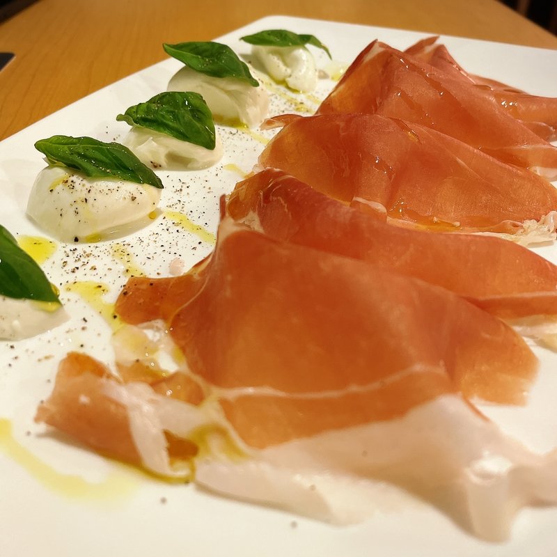 24ヶ月熟成パルマ産生ハムと水牛モッツァレラの盛合せ(ピッツァ　ストラーダ  （PIZZA STRADA ）)