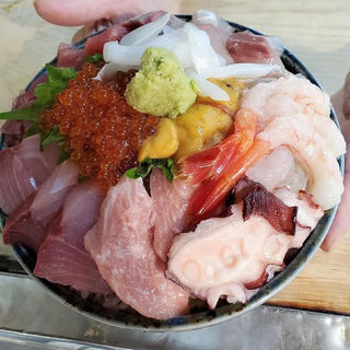 メガ盛り海鮮丼(三州屋)