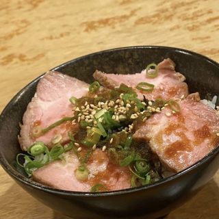 レアチャーシュー丼(二代目 もんごい亭 （ニダイメ）)